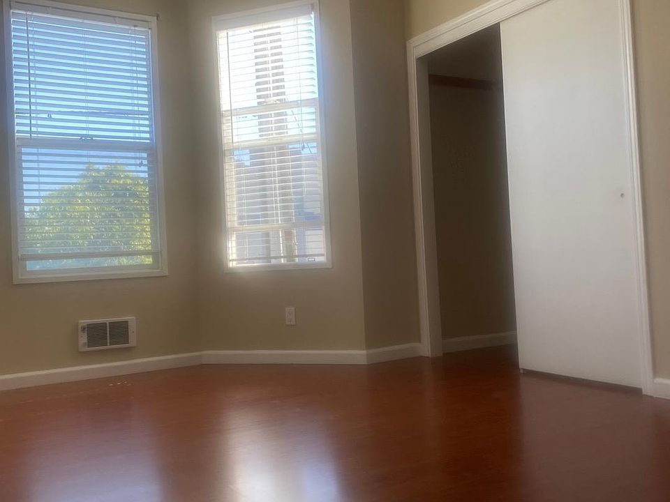 Living room w/ closet
