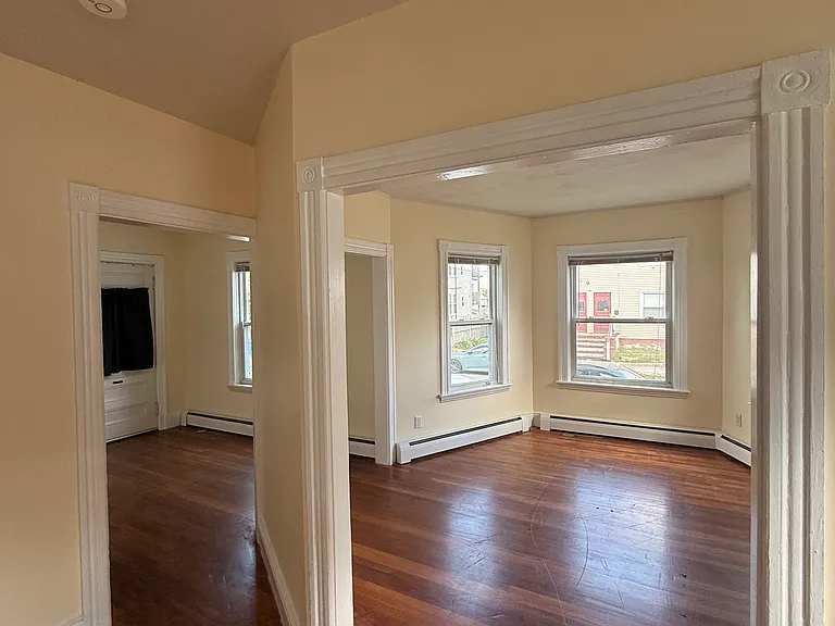 153 Woodbine St 1stFlr 2Bed NEWFlooring NEWPaint NOPets Storage Prkg — Photo 12