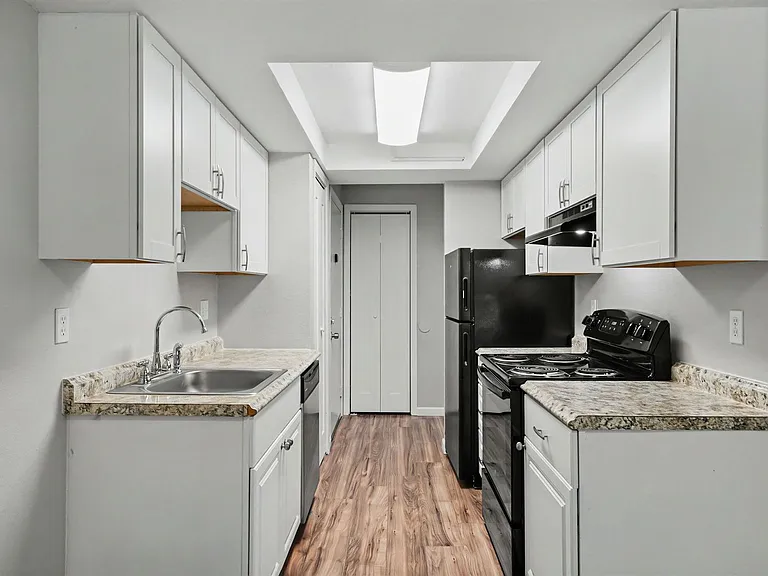 River Court Apartments - Updated Units With A View! — Photo 16