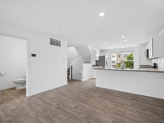 5th image of 3824 Honeysuckle Ln
