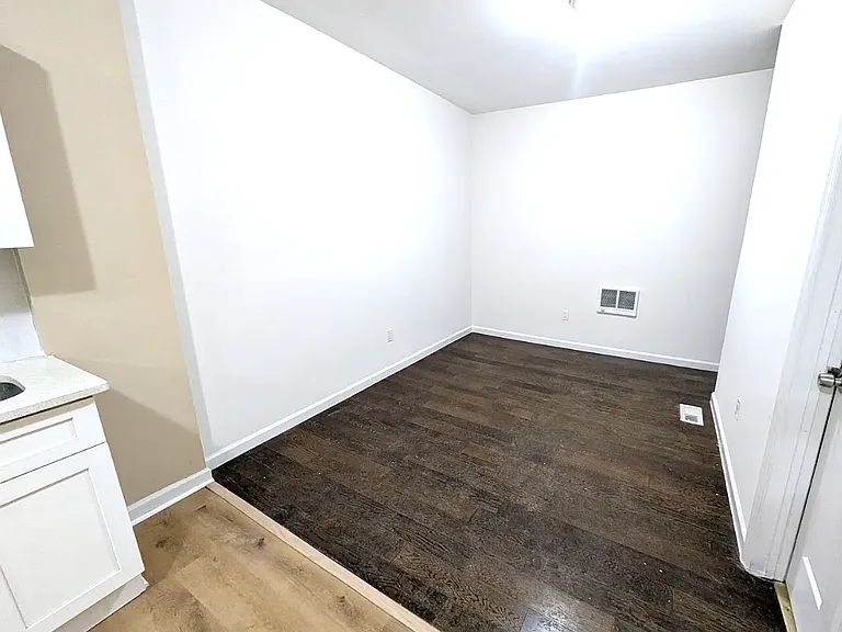 152 S 10th St #1 — Photo 3