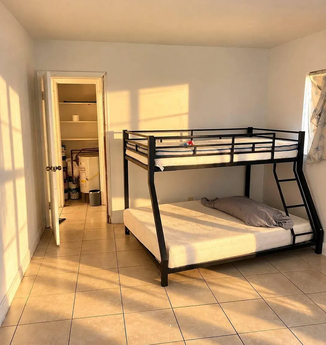 1 bed, 1.0 bath, 3205 sqft, $1,300 — Photo 3
