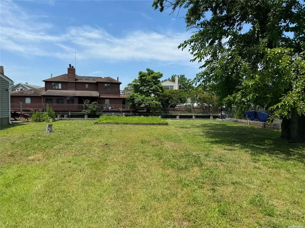 23 Bay Street, Bellmore, NY 11710