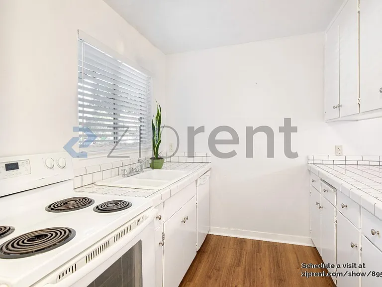 1657 Kingman Ave — Photo 8