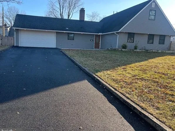 311 Snowball Dr, Levittown, PA 19056