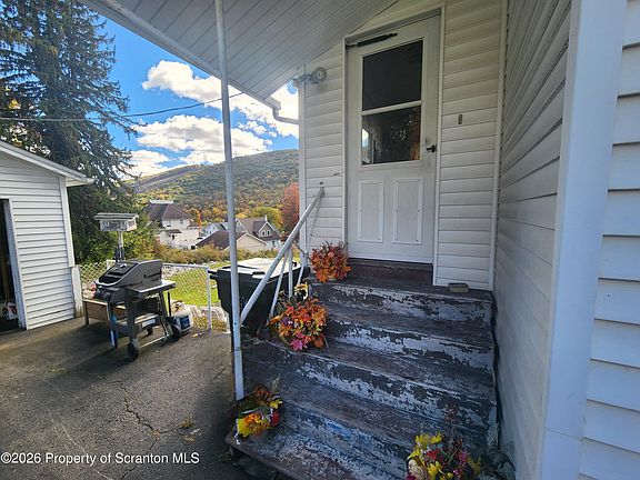 4th image of 212 Layton Rd