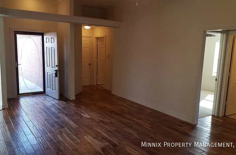 1002 Oshkosh Ave — Photo 8
