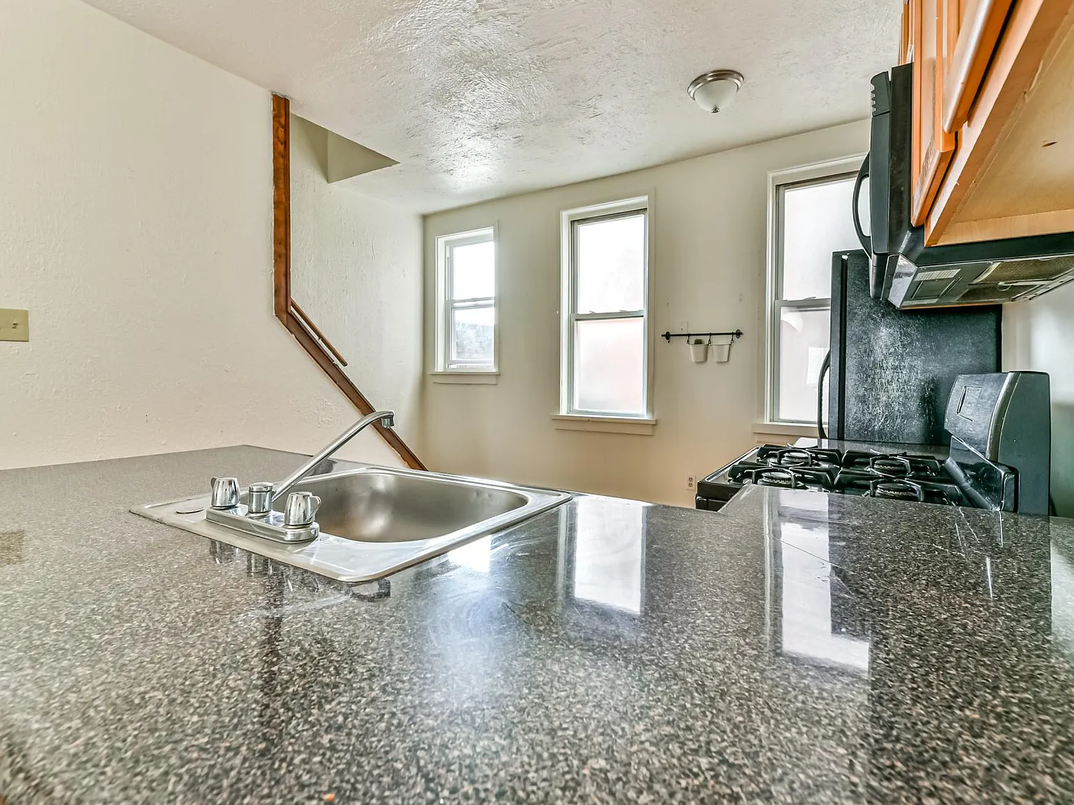 2 bed, 1025 sqft, $1,695 — Photo 3