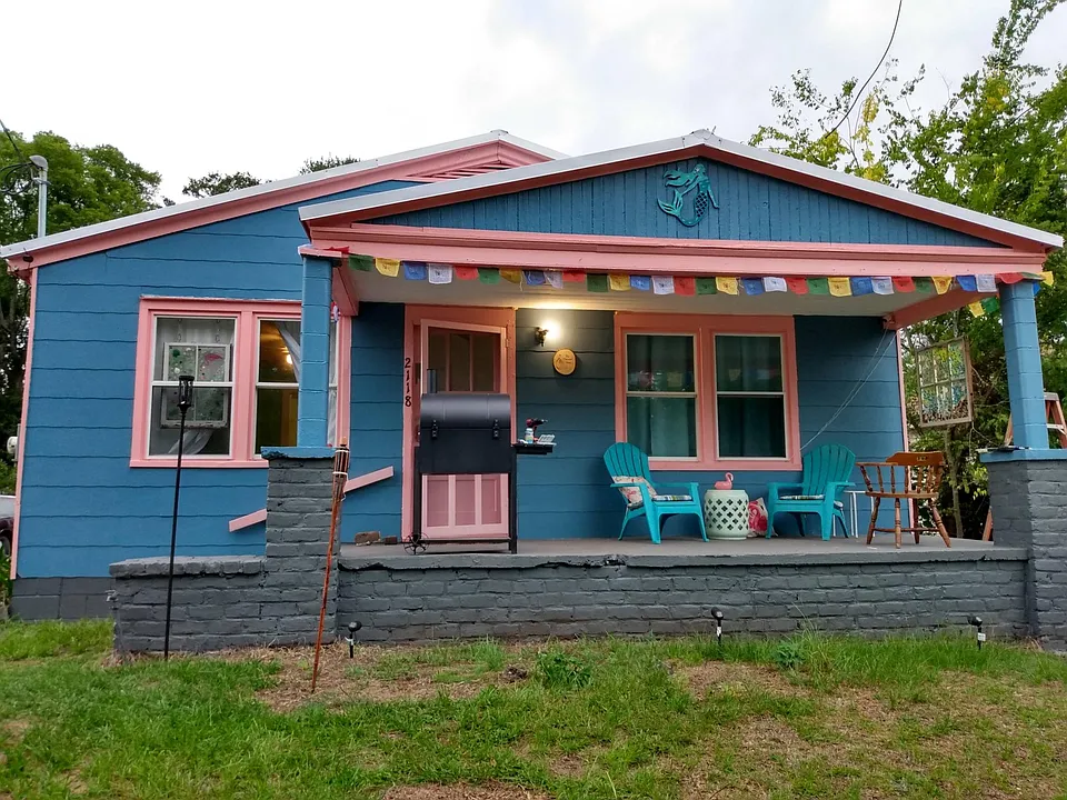 2118 Mosley St