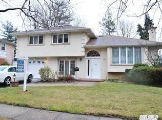 18 Elmwood Ct, Plainview, NY 11803