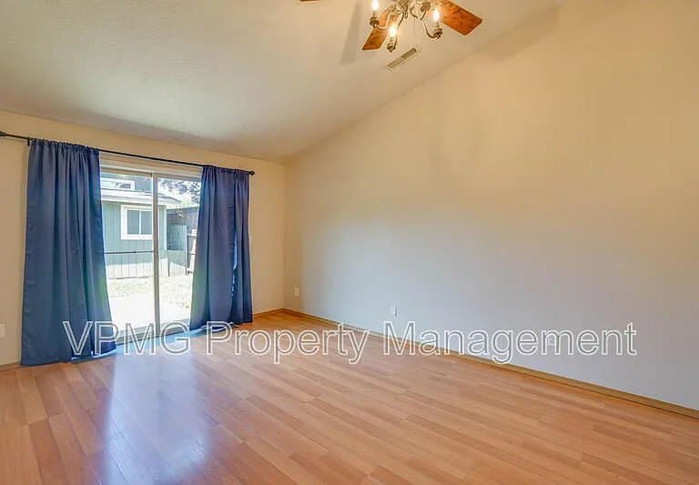16404 NE 67th St — Photo 22