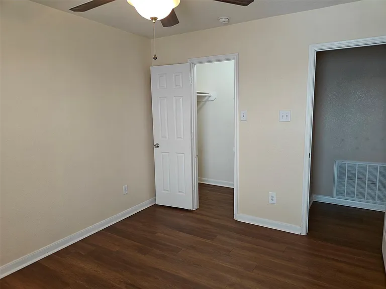 7915 Moss Springs Ct — Photo 38