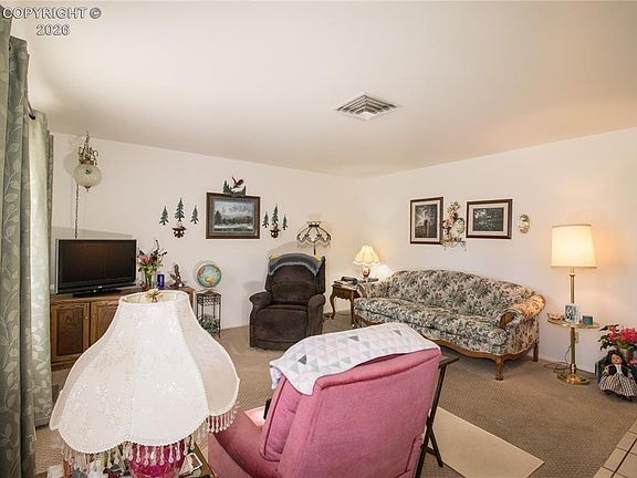 4th image of 327 Circle Dr W