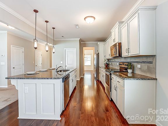 5th image of 1108 Bannockburn Ave