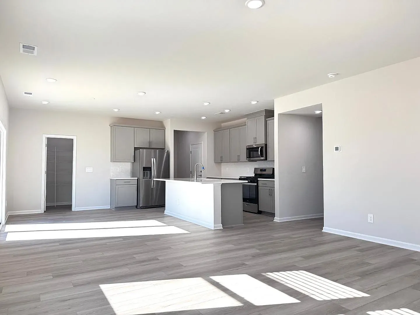 4 Bedroom Single Family for Rent — Photo 4