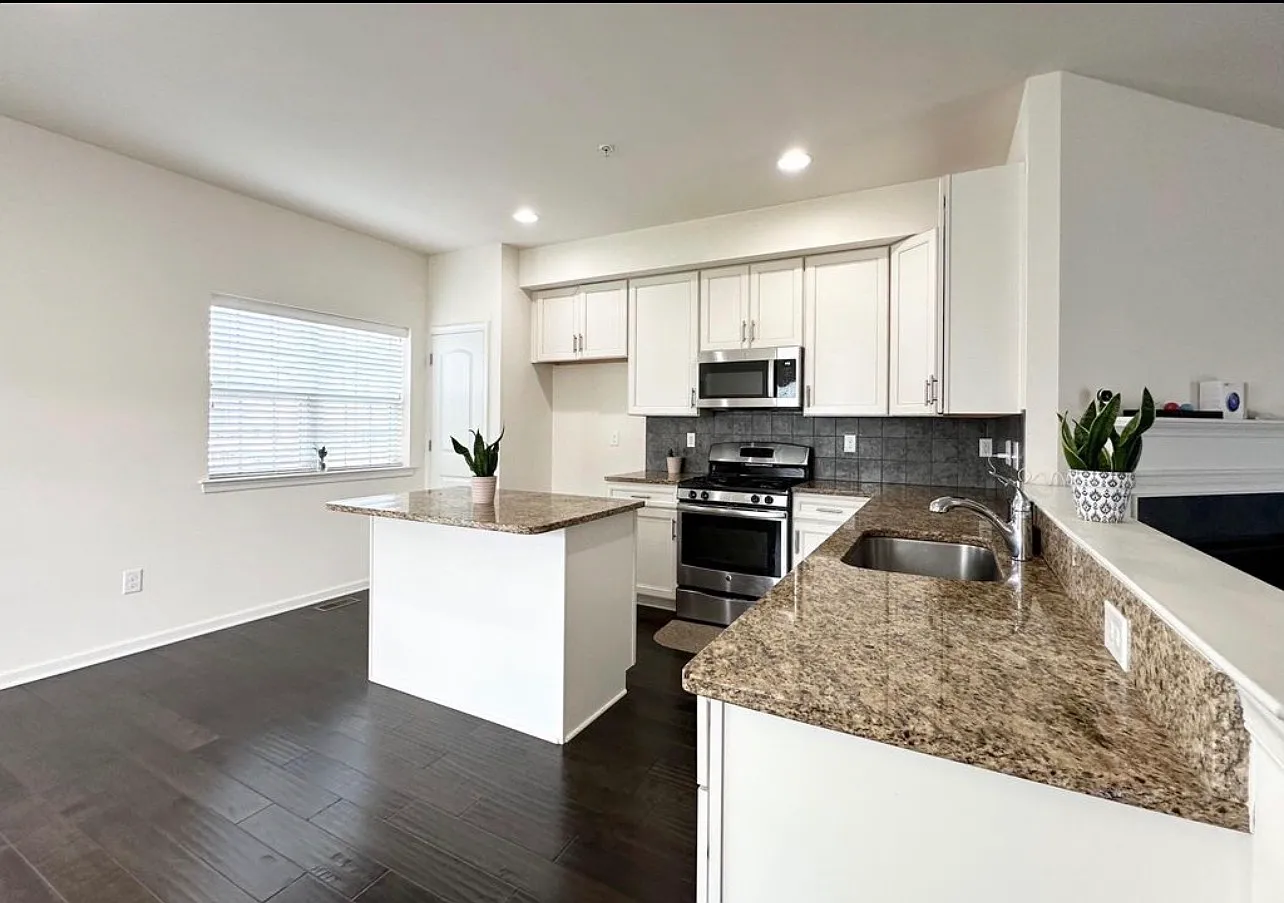 3 bed, 2811 sqft, $3,595 — Photo 2