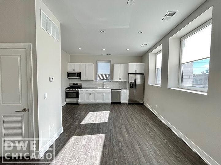 1st image of 1732 W Greenleaf Ave #203