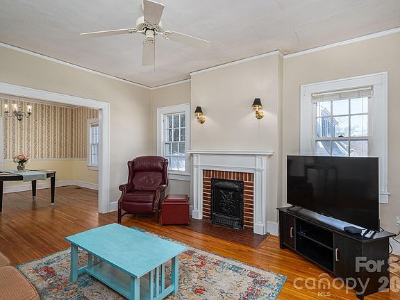 3rd image of 609 Hillcrest Ave