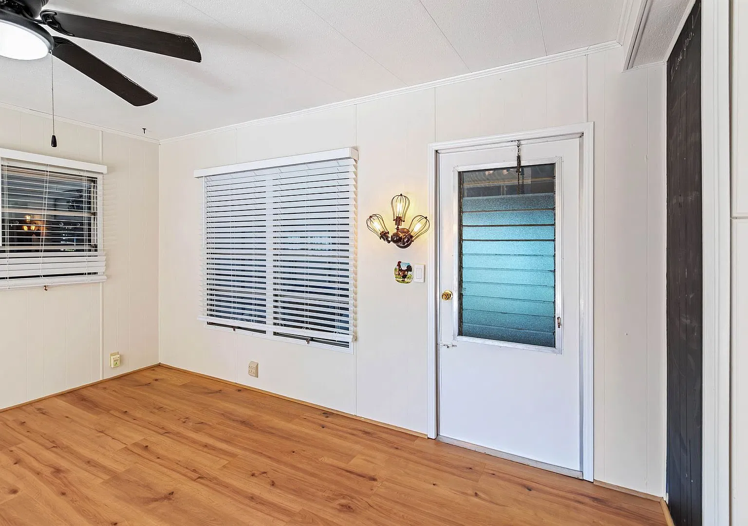 Charming 2BR/2BA Waterfront Home for Rent with Canal Access & Two Garages — Photo 4