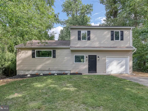 1060 Twin Lakes Rd, Lewisberry, PA 17339