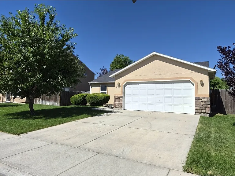 217 Midvale Ave — Photo 16