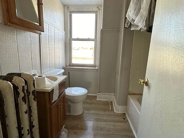 111 E Wyoming Ave — Photo 2