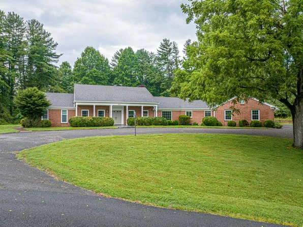220 McGuire Ln, Cedar Bluff, VA 24609