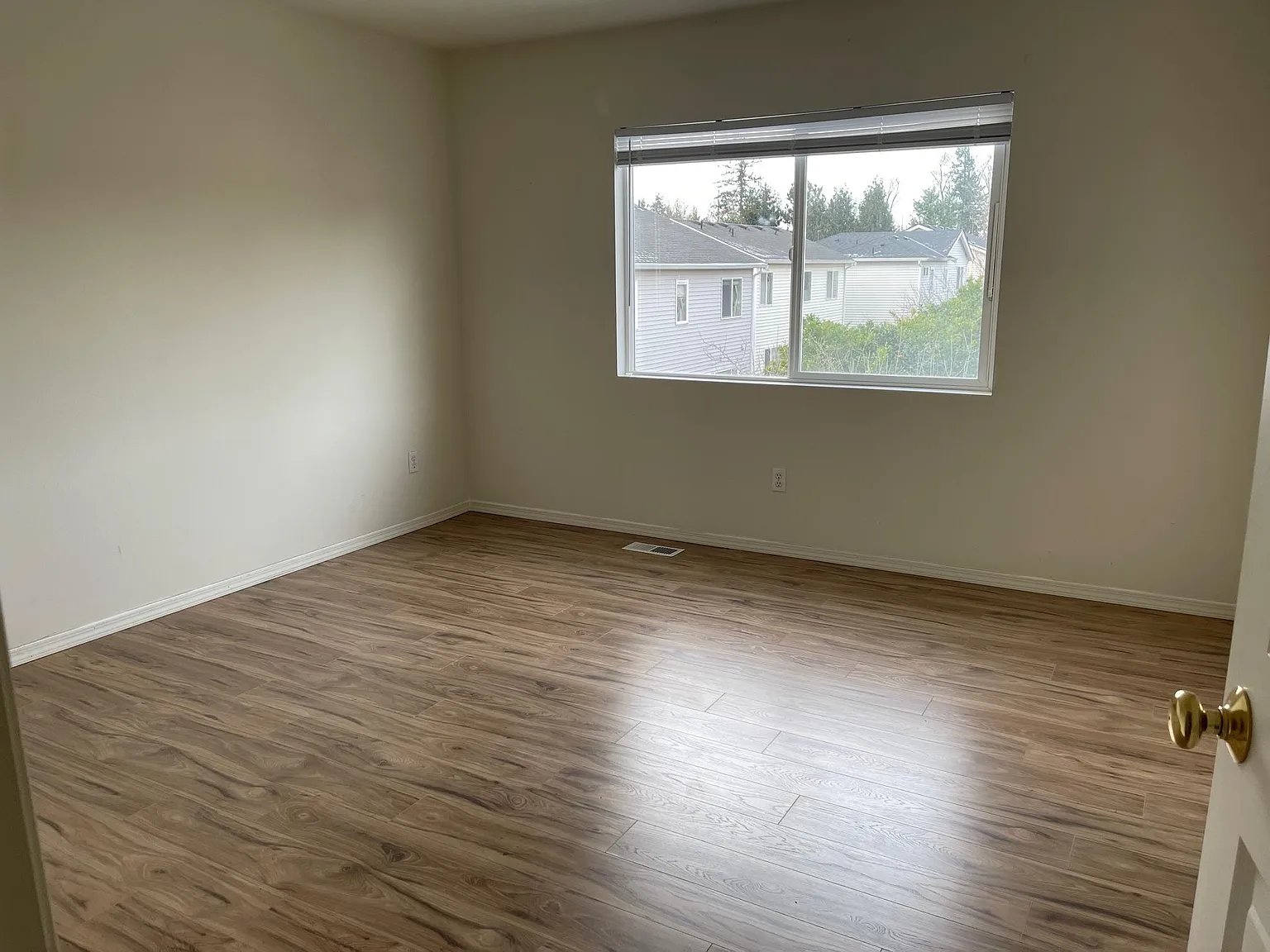 4 bed, 2.5 bath, 1800 sqft, $3,795 — Photo 3