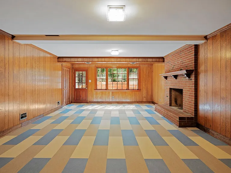 2401 Scarsborough Dr — Photo 41