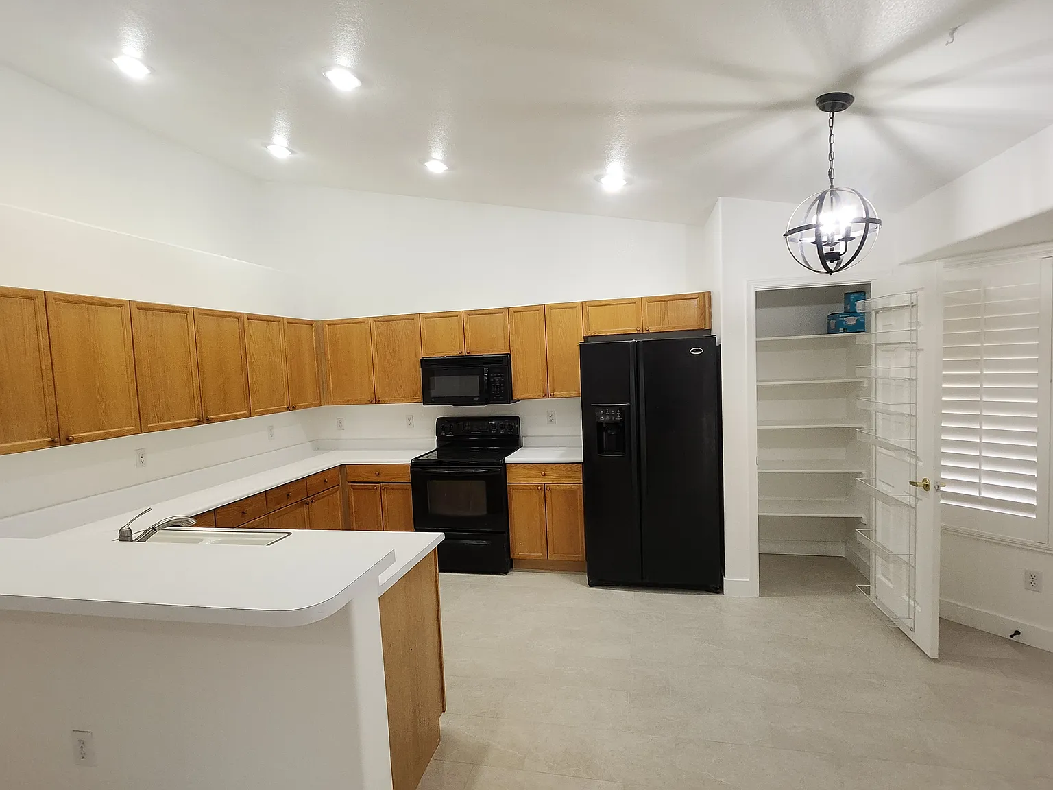 1410 E Bruce Ave — Photo 2