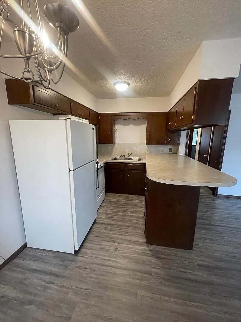 Adorable 2 Bedroom 1 Bathroom Duplex — Photo 3