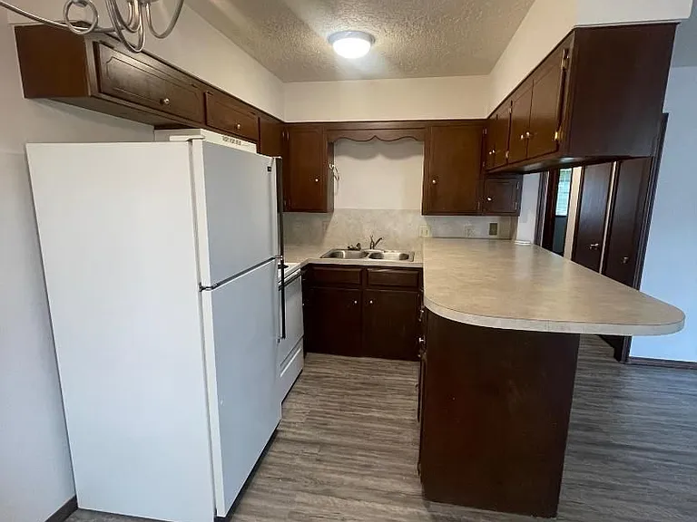 1412 Rebecca Ln — Photo 3