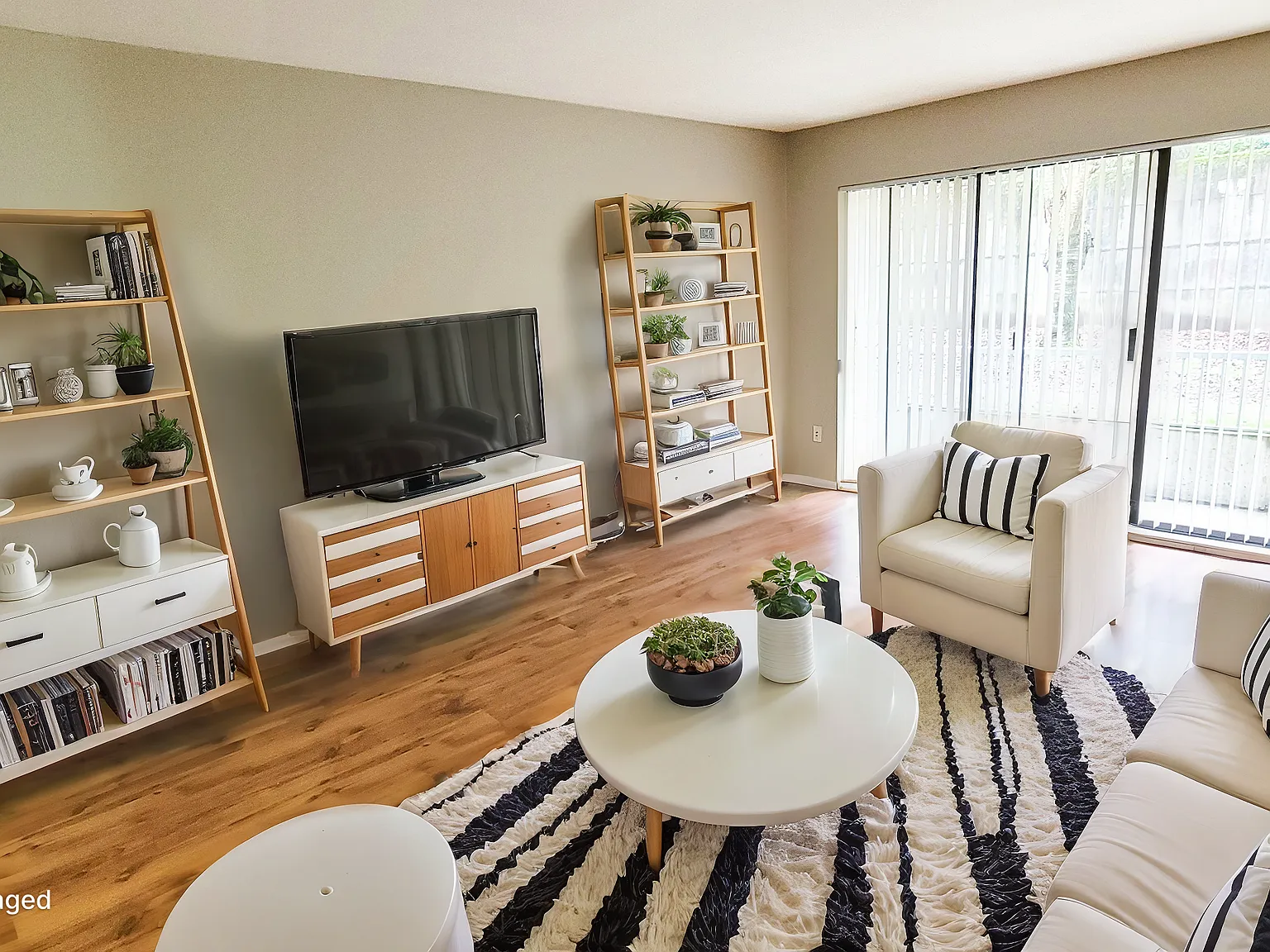 Sunshine Apartments — Photo 2