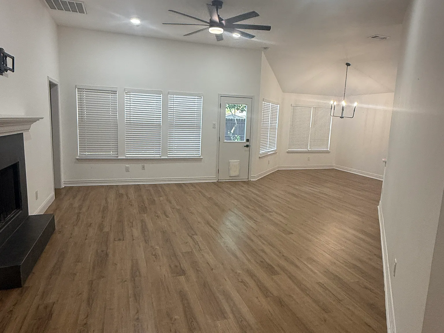 3 bed, 1660 sqft, $2,450 — Photo 2