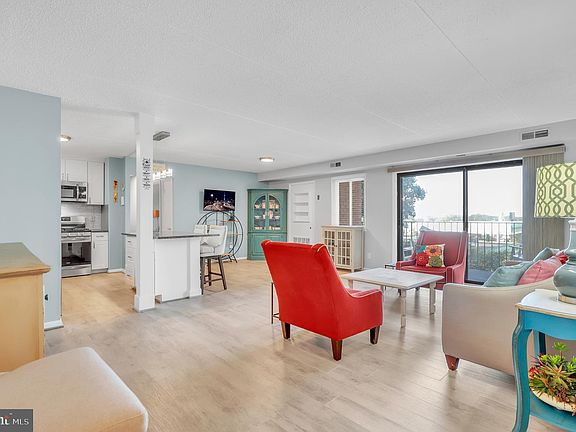 3rd image of 1745 Edgewood Hill Cir APT 102