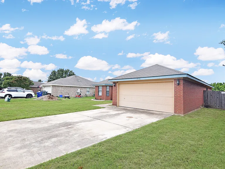2905 Lindsey Dr — Photo 2