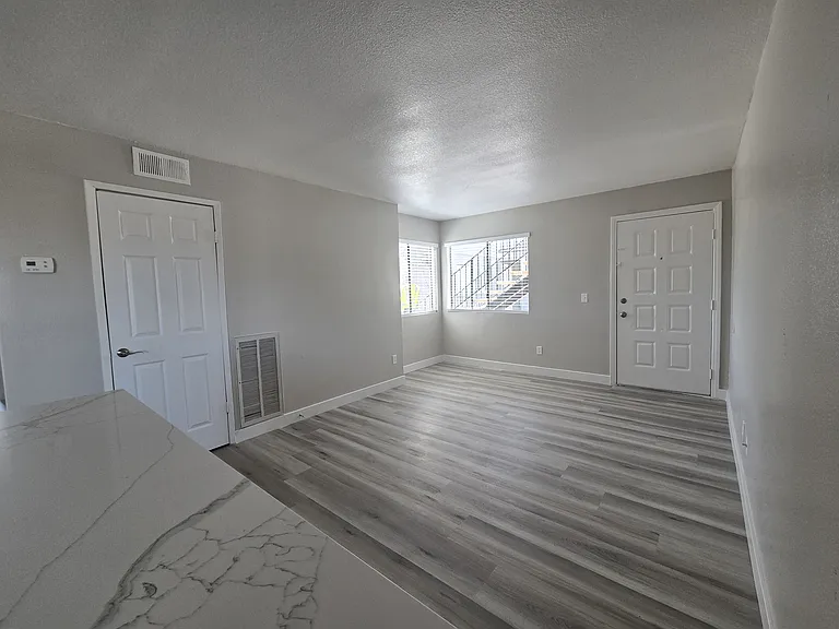 Cora Apartments — Photo 34