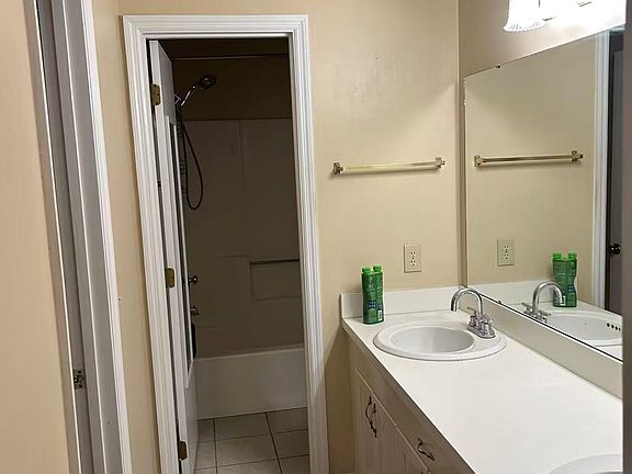 3rd image of 2139 Hamilton Pl S