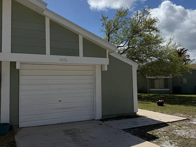 1456 SE Rivergreen Cir — Photo 1