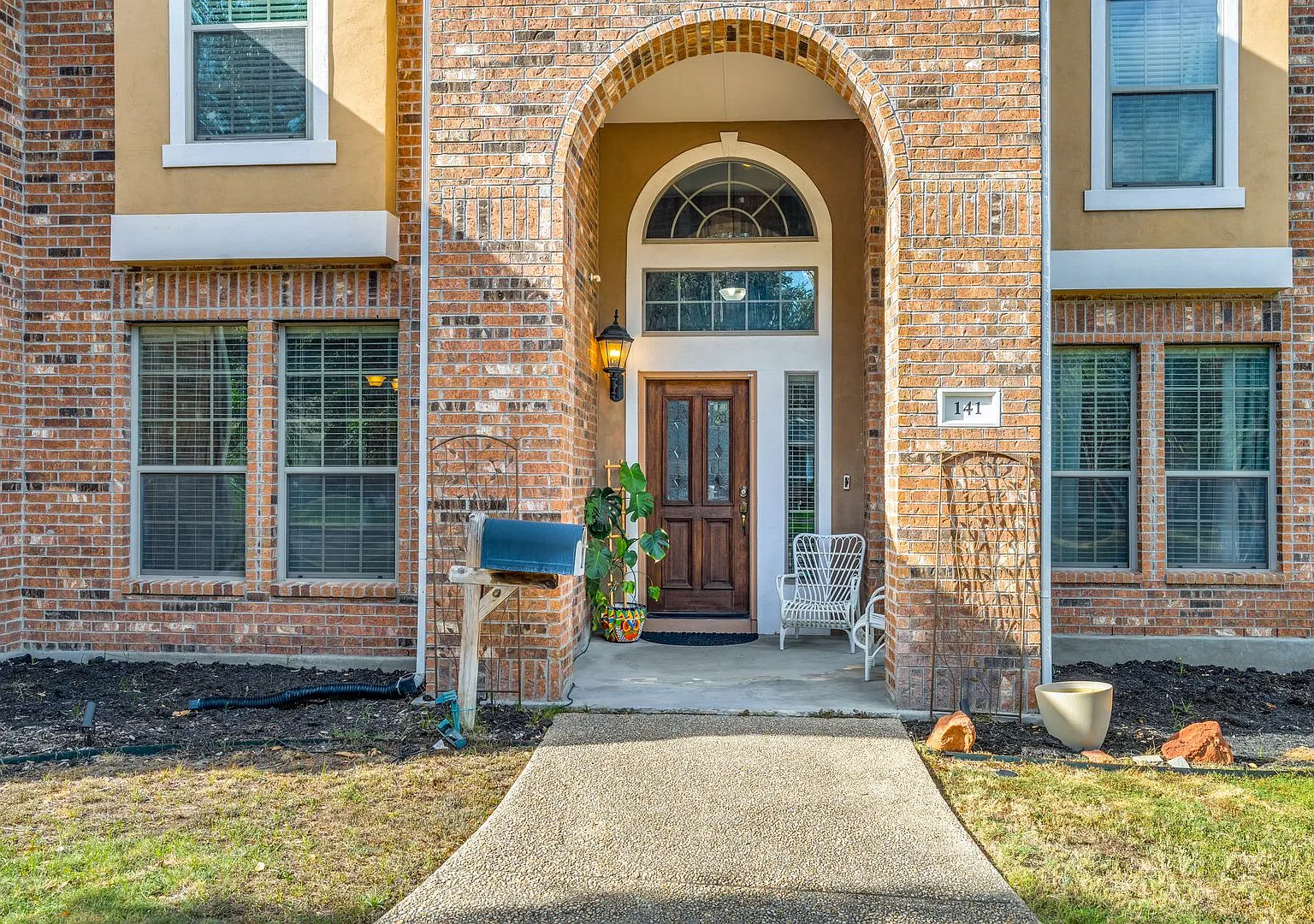 Welcome home to this 5-bedroom, 4-bathroom home in the heart of Alamo Heights — Photo 3