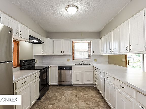 4th image of 2600 S Berry Ave