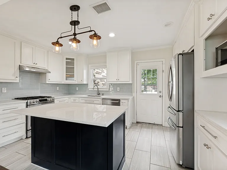 615 S Montclair Ave — Photo 8