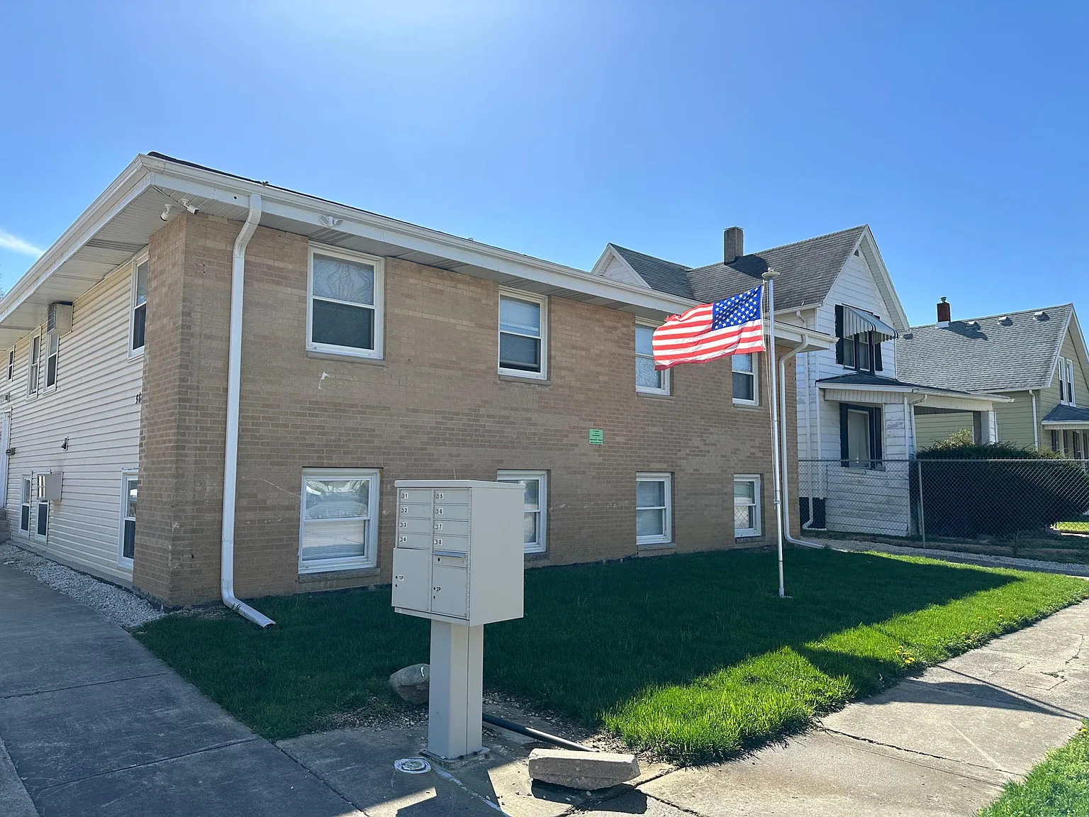 564 N Indiana Ave — Photo 1