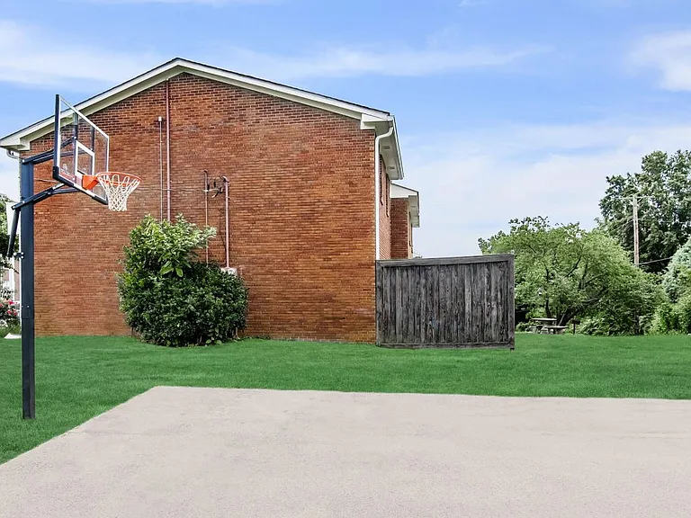 550 Whispering Hills Dr — Photo 10