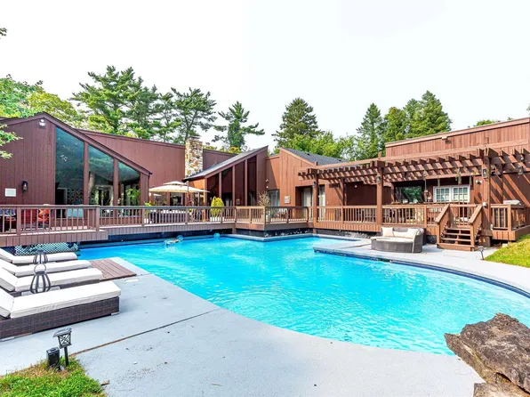 71 Sabine Road, Oyster Bay Cove, NY 11791