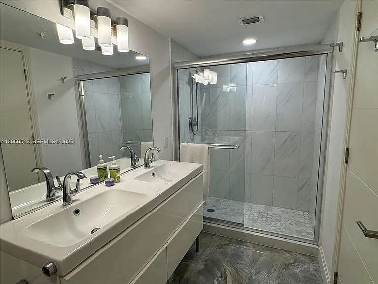 921 NE 26th Ave — Photo 10