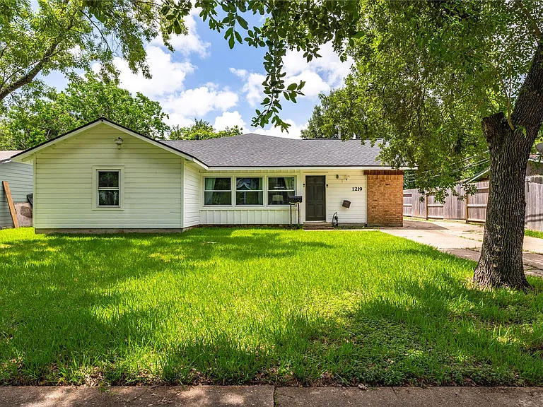 1219 Park Ln — Photo 1