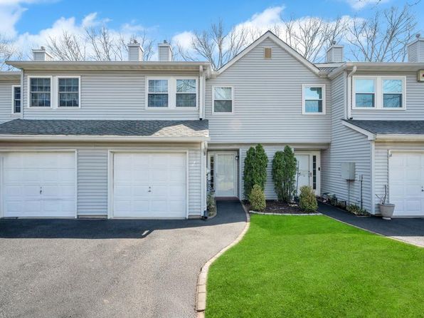 203 Sara Circle #203, Port Jefferson Station, NY 11776
