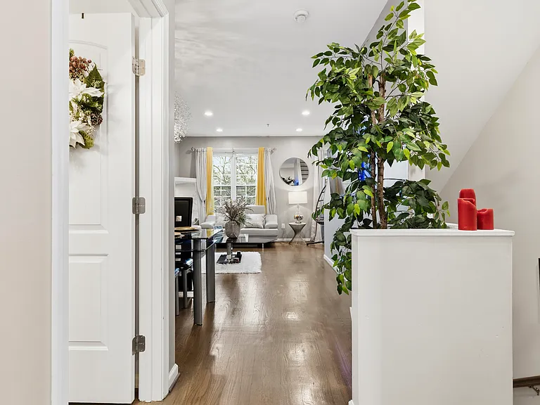 4285 S Capitol St SW — Photo 8