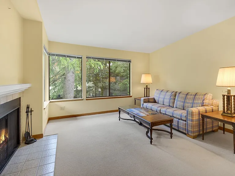 1256 Bellevue Way NE #6 — Photo 2